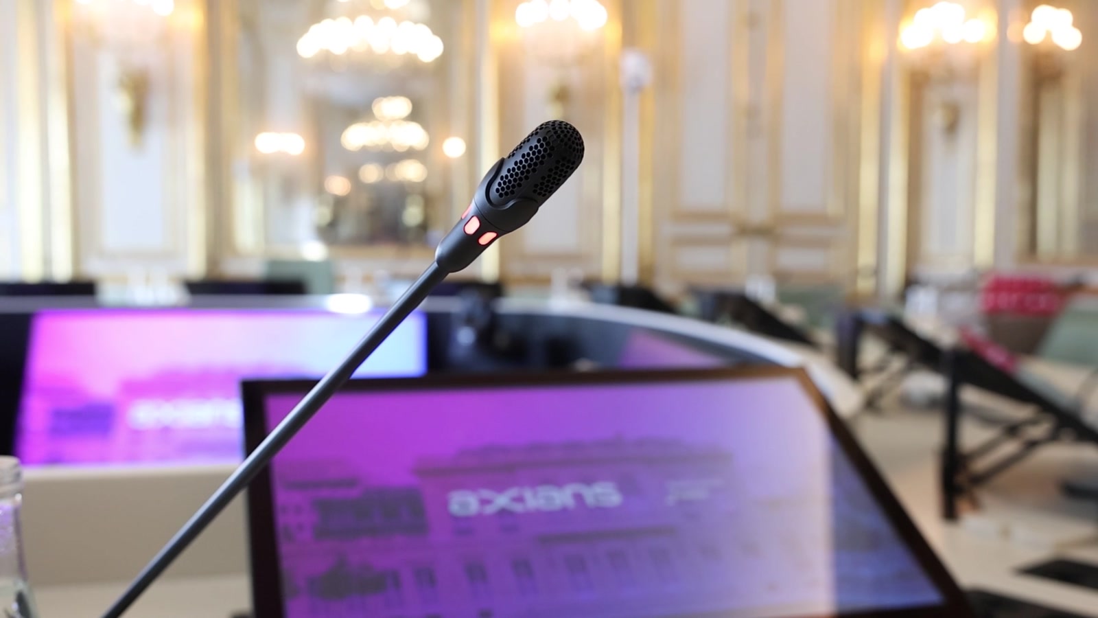 Microphone et installation audiovisuelle dans les salons AXA Matignon