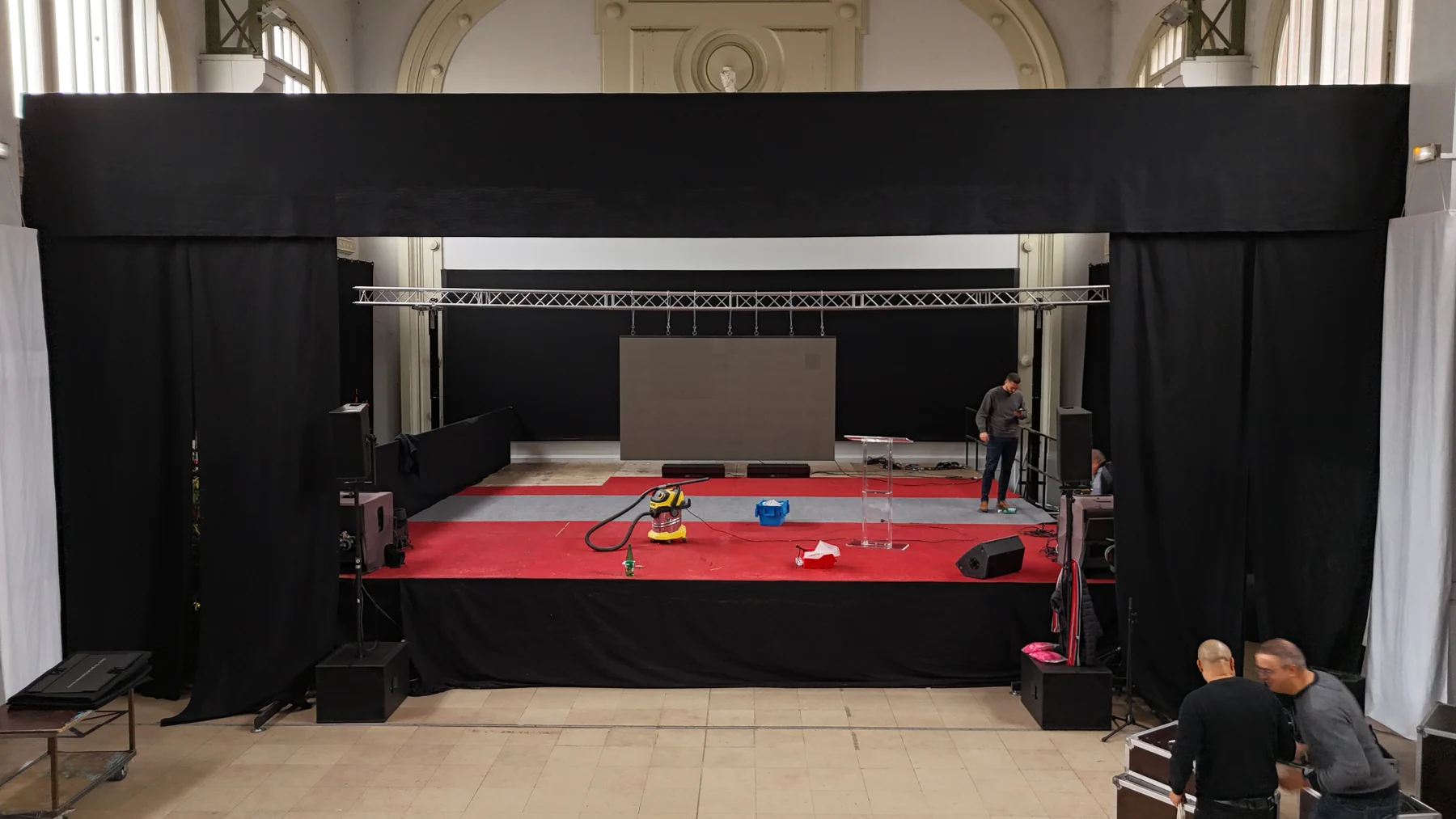 Montage du mur LED et du plateau