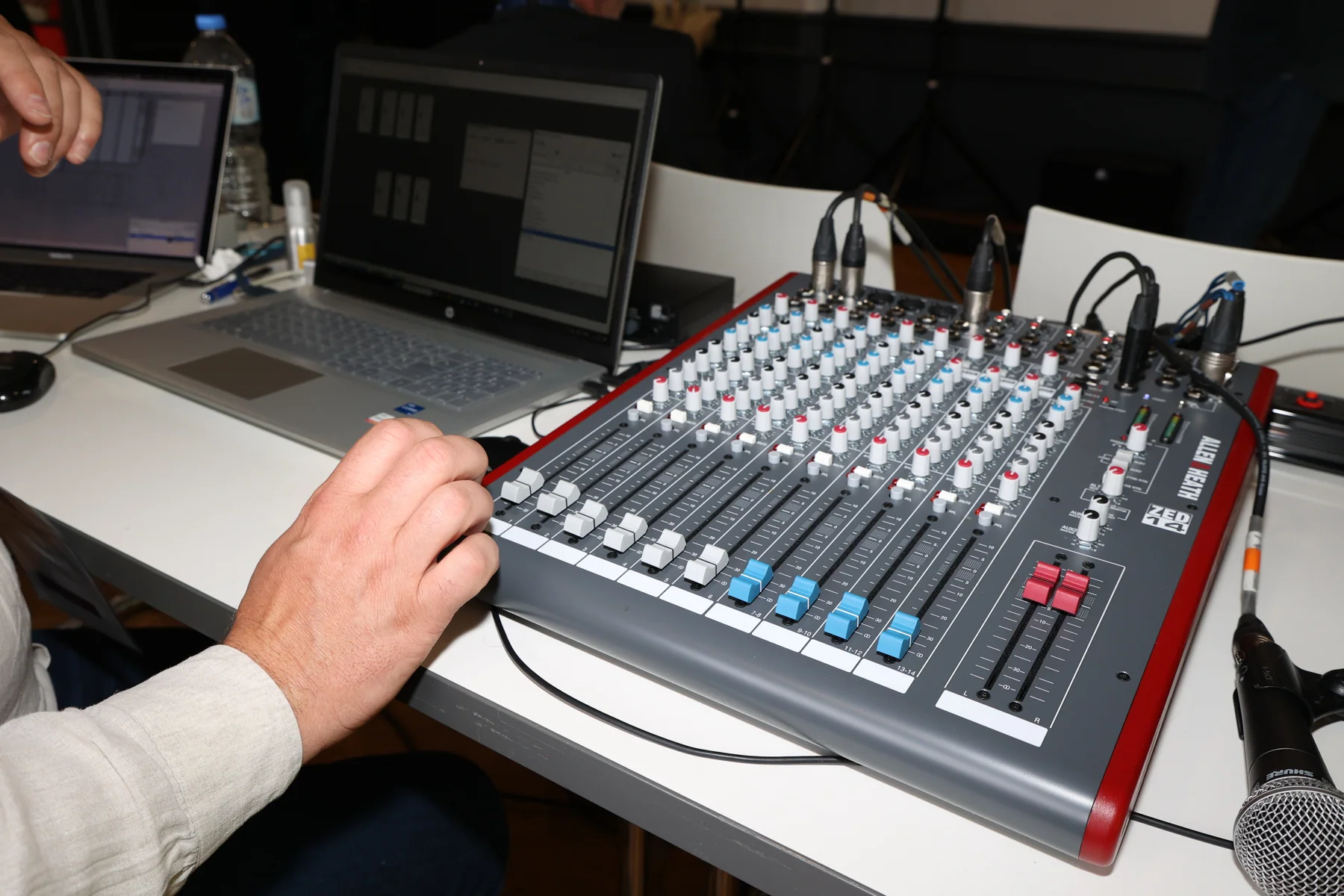 Console de mixage en démonstration